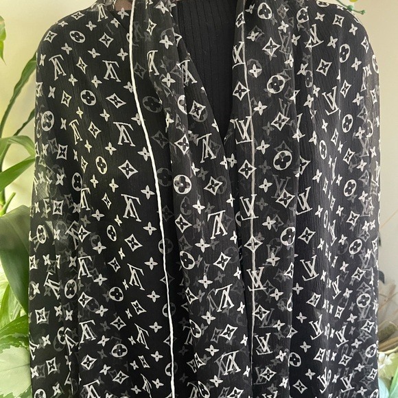 Louis Vuitton Silk Monogram Scarf. - Picture 5 of 16